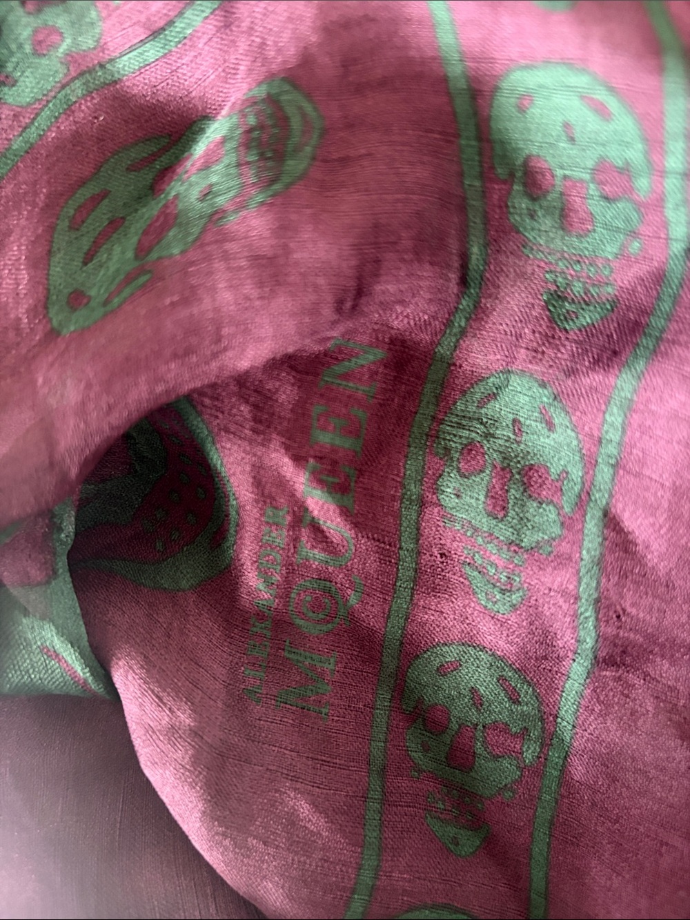 Alexander McQueen Burgundy Scarf with Deep Green Skull Print - Picture 5 of 5